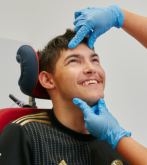 Bild: Logopädin führt im Rahmen der manuellen Schlucktherapie mit einem Patienten Übungen durch
