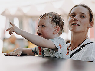 Mutter mit Kind auf dem Sommerfest der Kinderklinik Schömberg 2026