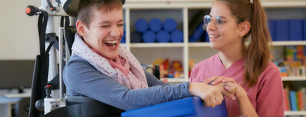 Early discharge planning Picture: A therapist is communicating with a patient. The patient is in a standing position