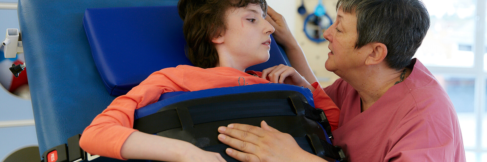 Eine Patientin der Kinderklinik Schömberg wird mit Hilfe eines Stehbettes in eine aufrechte Position gebracht