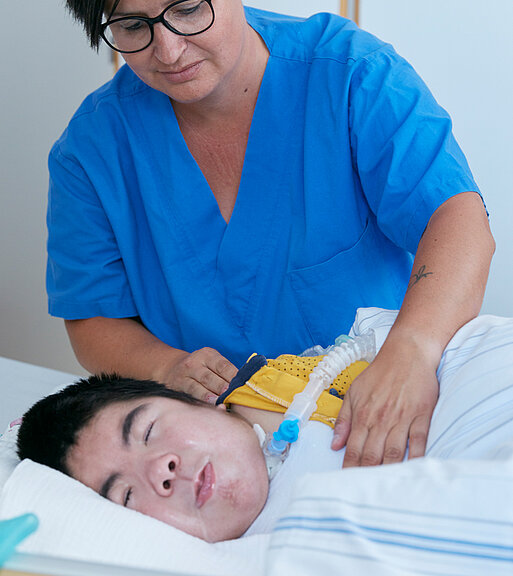 Bild: Ärzte und Atmungstherapeutin entwöhnen einen Patienten schrittweise von der Abhängigkeit von der Trachealkanüle