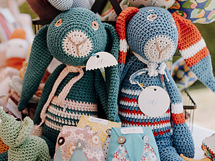 Selbst gestrickte Figuren auf dem Basar der Kinderklinik Schömberg 2026