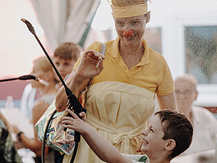 Sommerfest-2026-3.jpg Die KLinikclowns brachten erfrischenden Wasserspaß mit Sprühnebel auf das Sommerfest der Kinderklinik Schömberg 2026