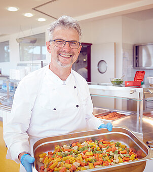 Food and catering at the children's hospital in Schömberg Picture: The cook of the children's hospital presents delicious vegetables