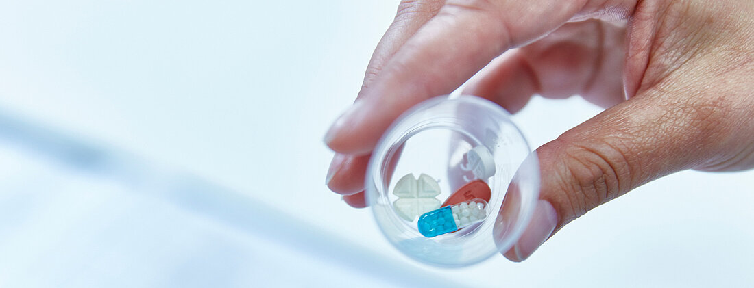 Bild: Vorbereitung von verschiedenen Medikamenten in Tablettenform