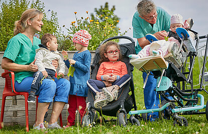 Your donation is used in many ways at the children's hospital Picture: 4 children of different ages are looked after by 2 educators in the outdoor area of the children's hospital in Schömberg.