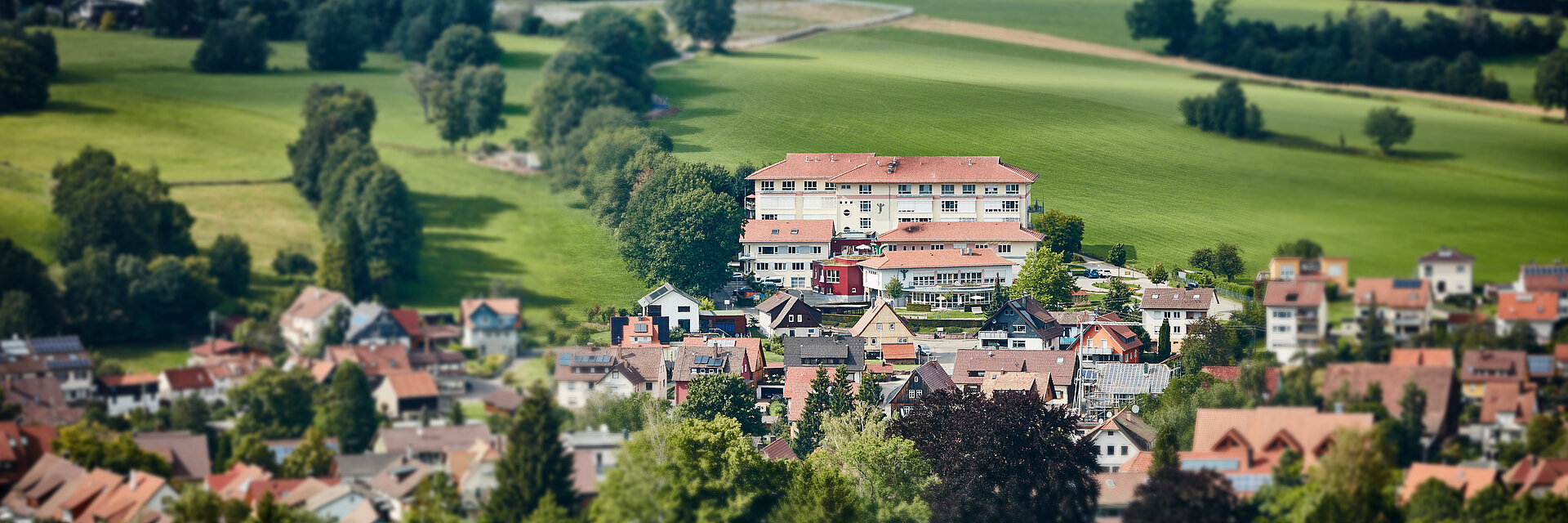 Bild: Das Gebäude der Kinderklinik Schömberg, eingebettet in die Natur und den Ort Schömberg