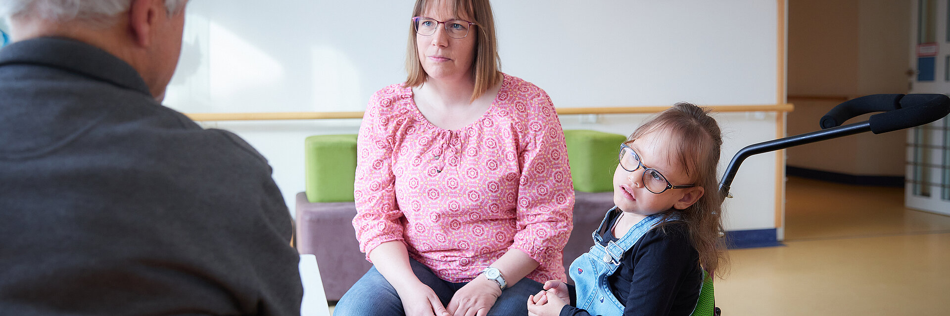 Bild: Eine Mutter mit Ihrem Kind wird von einem Sozialarbeiter der Kinderklinik Schömberg beraten
