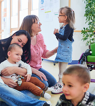 Accommodation of an accompanying person in the patient's room is possible Picture: Two mothers playing with their children