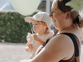 Kinderklinik Schömberg Sommerfest 2026 Mutter mit Kind und Luftballon