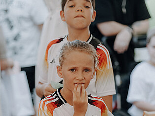 Kinderklinik Schömberg Sommerfest 2026 zwei Jungs mit Fussbalshirt