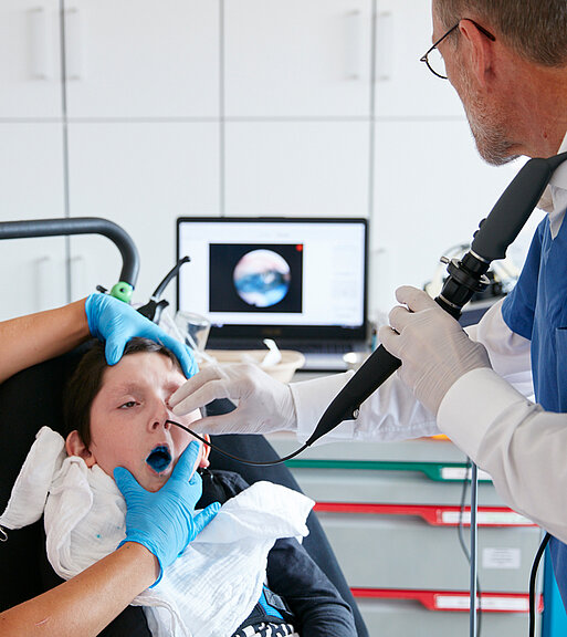 Bild: Bei der Endoskopischen Schluckuntersuchung begutachtet ein Arzt mit einem Endoskop bei einem Jungen die Funktion des Kehlkopfes