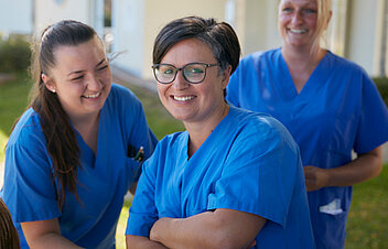 Bild: Eine Gruppe von drei Mitarbeiterinnen der Kinderklinik.