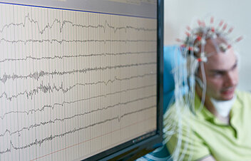 Image: The brain waves of a patient are measured