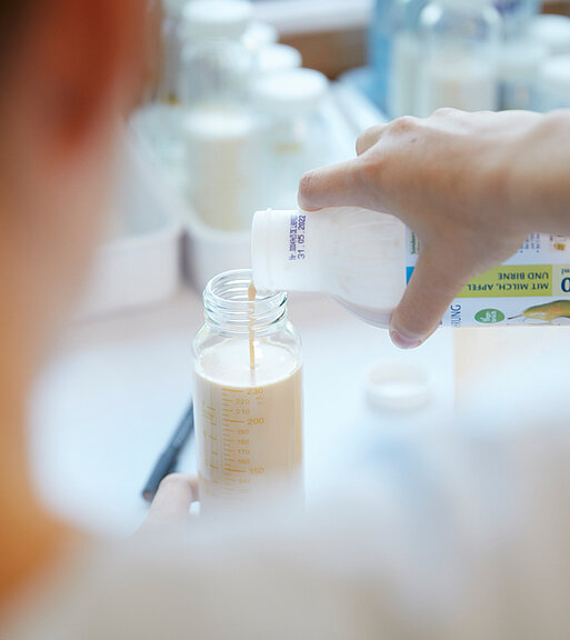 Picture: Preparation of the special tube feed for the treatment of a patient on a ketogenic diet.
