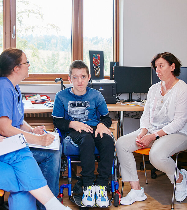 Picture: A mother with her child is advised by the discharge management of the children's hospital in Schömberg.