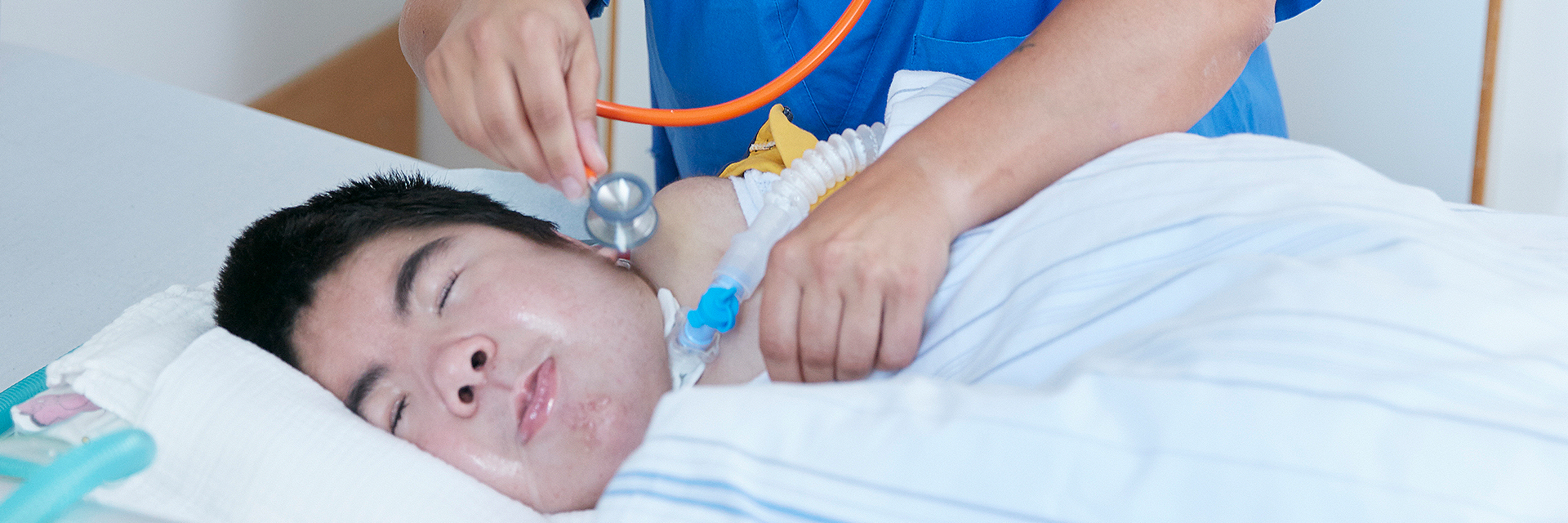 Bild: Die Atmungstherapeutin der Kinderklinik Schömberg überprüft die invasive Beatmung eines Patienten
