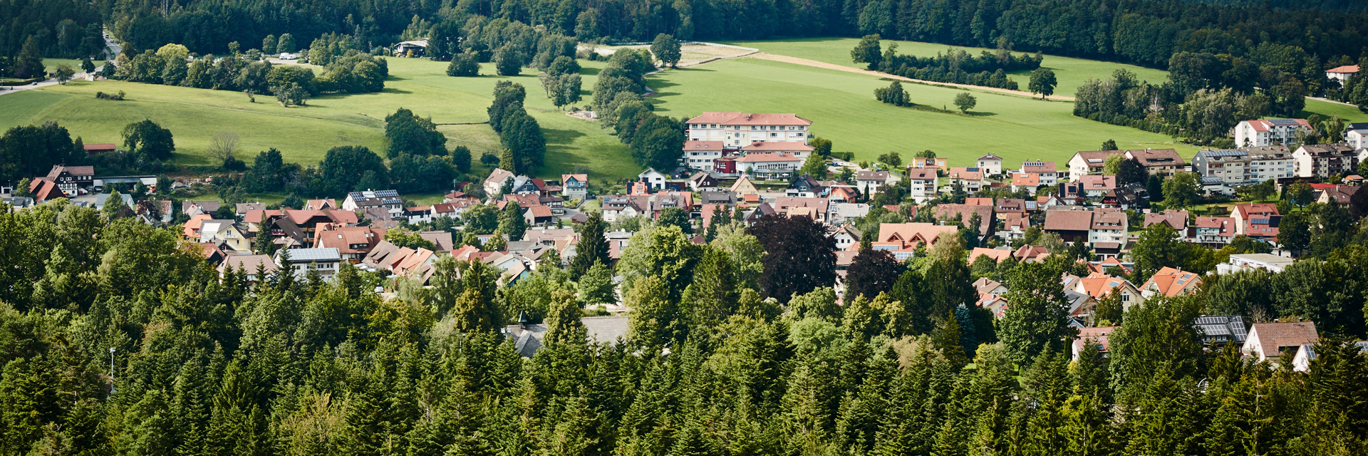 Bild: Das Gebäude der Kinderklinik Schömberg, eingebettet in die Natur und die Ortschaft Schömberg