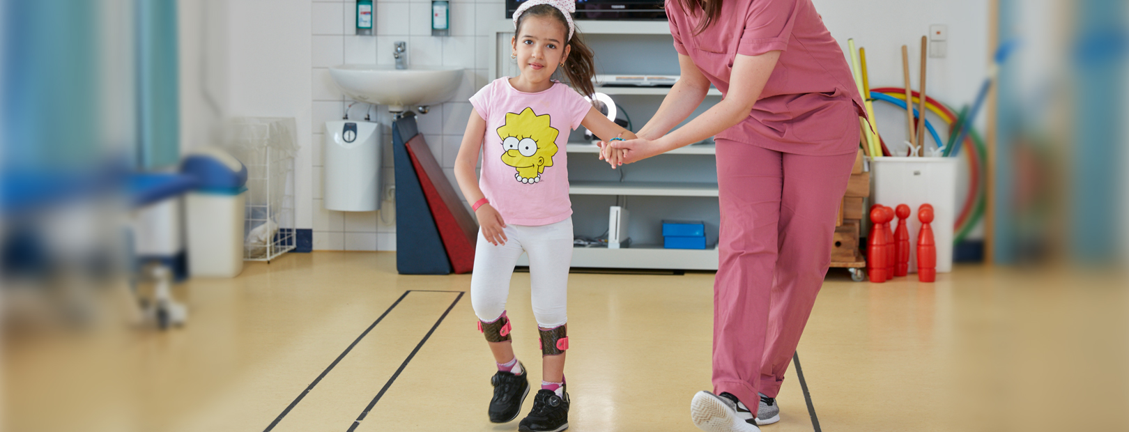Gait analysis paediatric clinic Schömberg Picture: In order to determine the specifics of the gait pattern, a therapist films the movements of a patient.