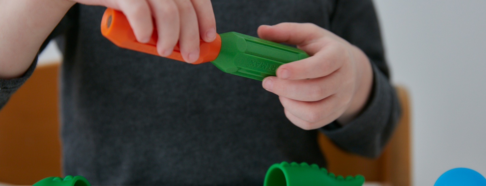 Occupational therapy treatment in the motor area Picture: Occupational therapy treatment in the motor area. Child tries to put toy elements togetherErgotherapeutic treatment in the motor area