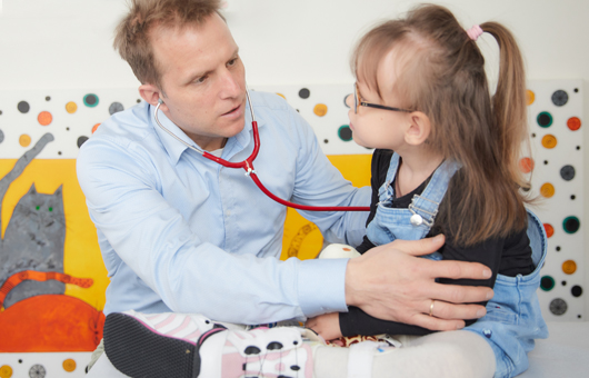 Medical focal points Children's Hospital Schömberg Picture: Doctor examining a child. The picture is linked to the page Overview of medical foci