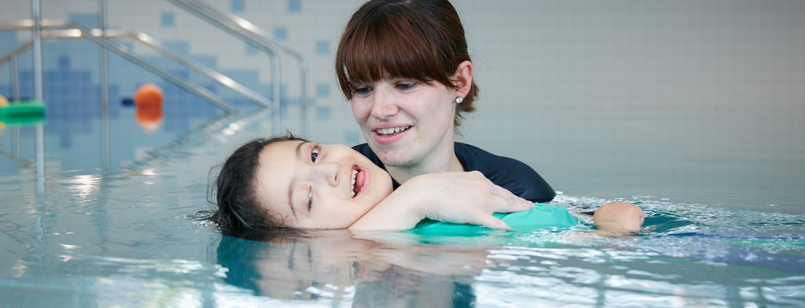 Water therapy at the Schömberg Children's Hospital Picture: Therapist and patient during water therapy