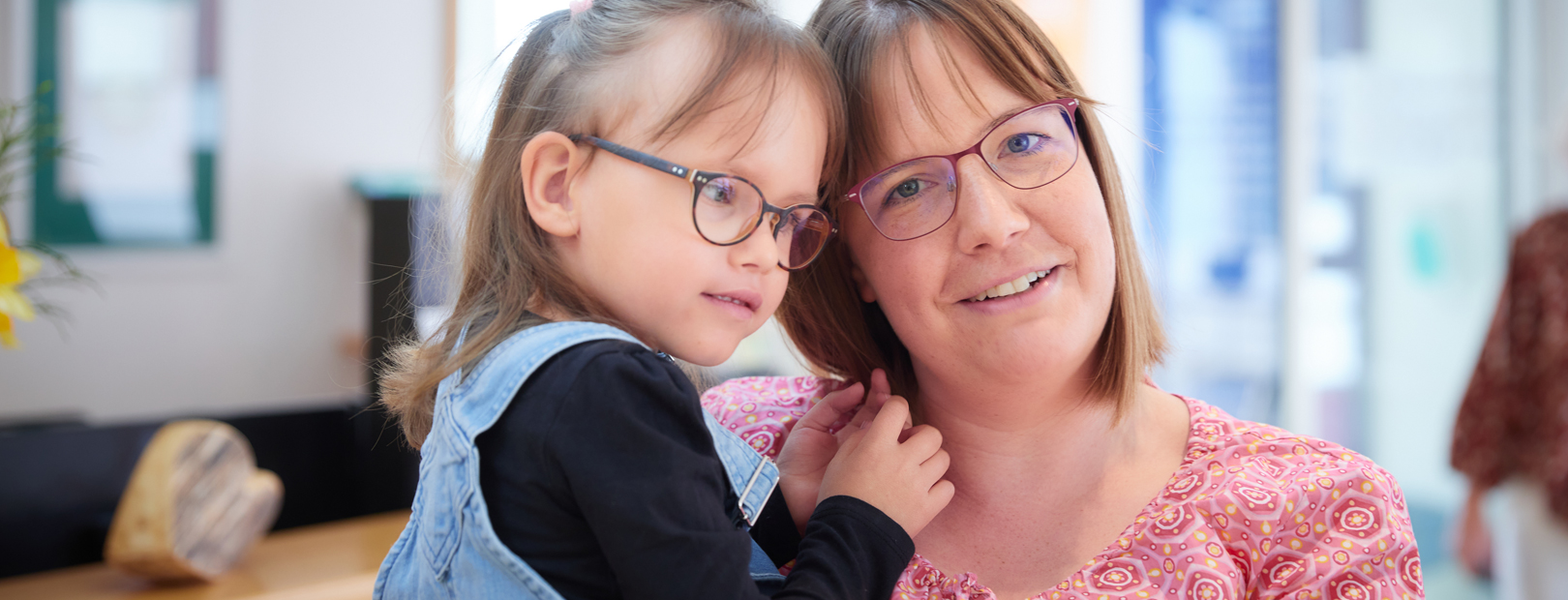 Good counselling at the Children's Hospital Schömberg Picture: Mother holding her child in her arms, both make a satisfied impression.