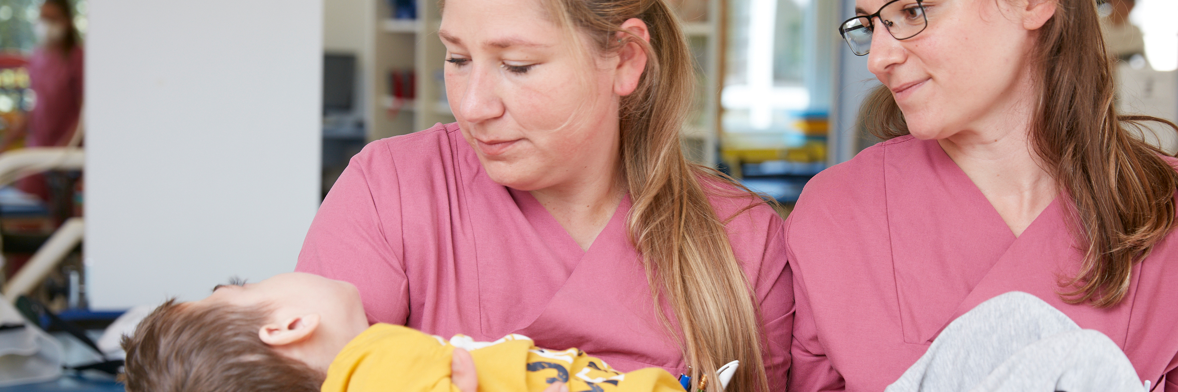 Pflegeteam mit einem Patienten Bild: Das Pflegeteam beobachtet einen Patienten um die Ursache der jeweiligen Symptome zu erkennen