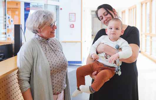 Welcome in the entrance area of the Children's Hospital Schömberg Picture: A mother and her child are greeted at the reception of the paediatric clinic