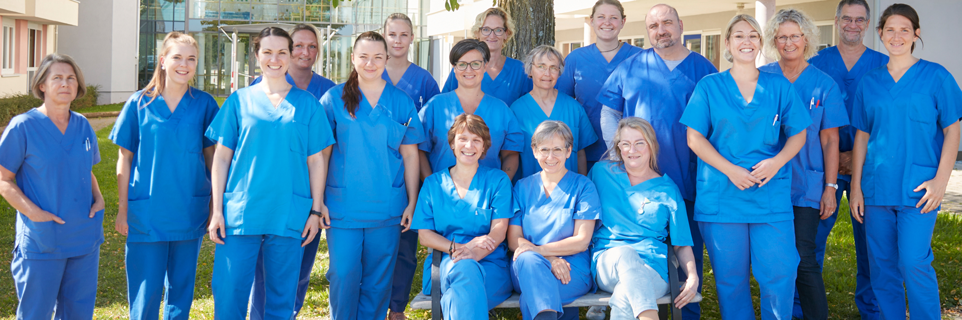 Bild: Gruppenaufnahme des Pflegeteams im Außenbereich der Kinderklinik Schömberg