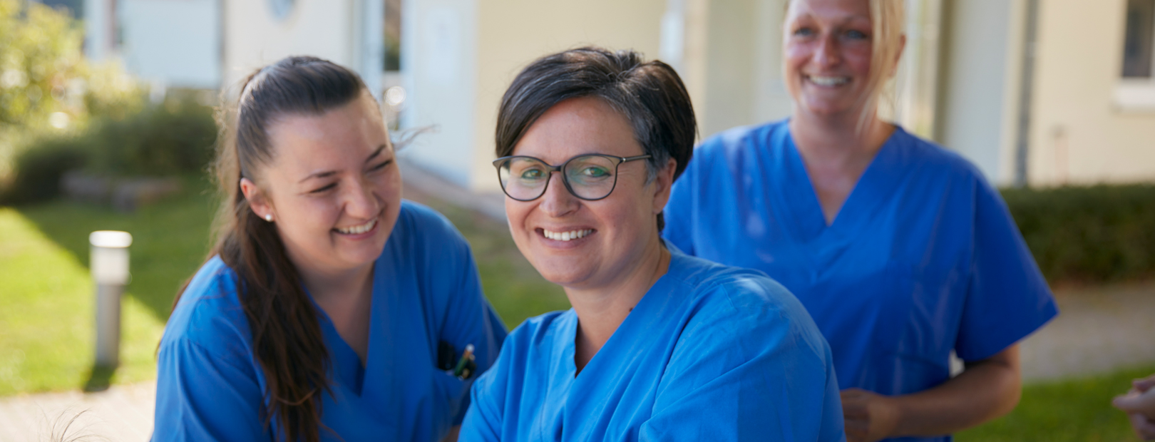 Fachkräfte der Kinderklinik Schömberg Bild: Gruppenaufnahme von drei Fachkräften in der Kinderklinik Schömberg