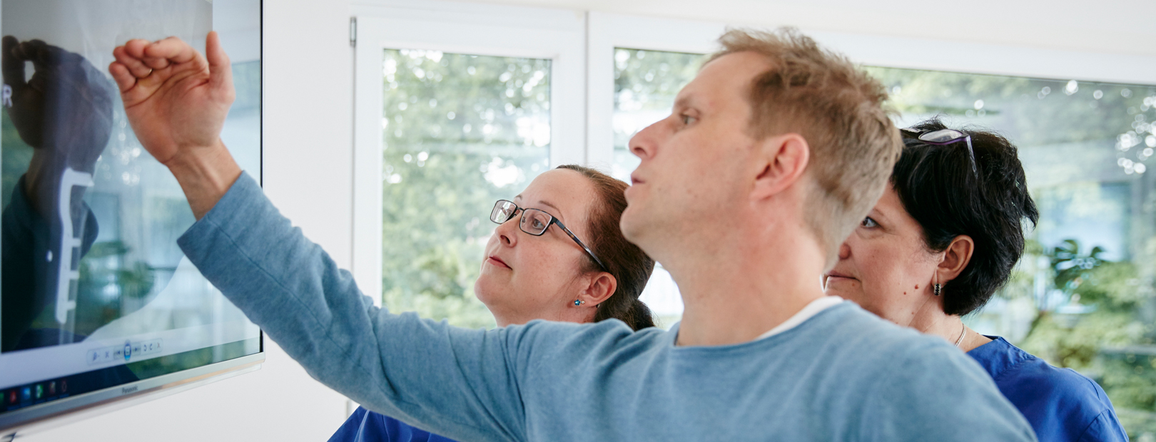 Auswertung eines Röntgenbildes in der Kinderklink Schömberg Bild: Mehrere Ärzte besprechen das Röntgenbild eines Patienten