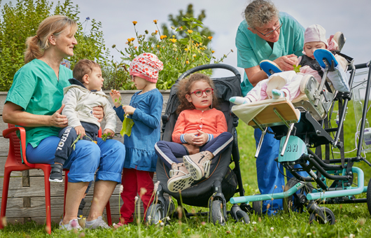 Your donation is used in many ways at the children's hospital Picture: 4 children of different ages are looked after by 2 educators in the outdoor area of the children's hospital in Schömberg.